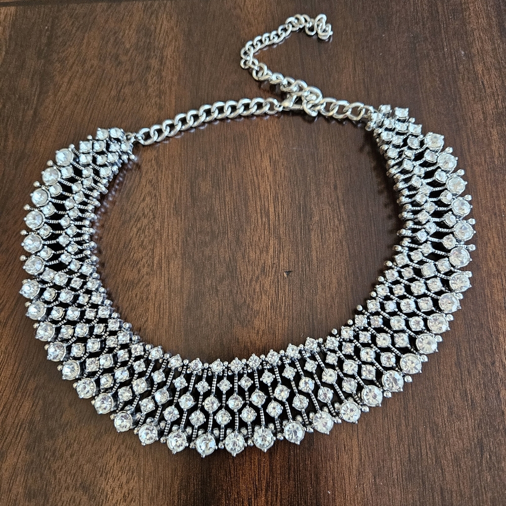 Amazon brand Crystal statement necklace, silver - Picture 3 of 8